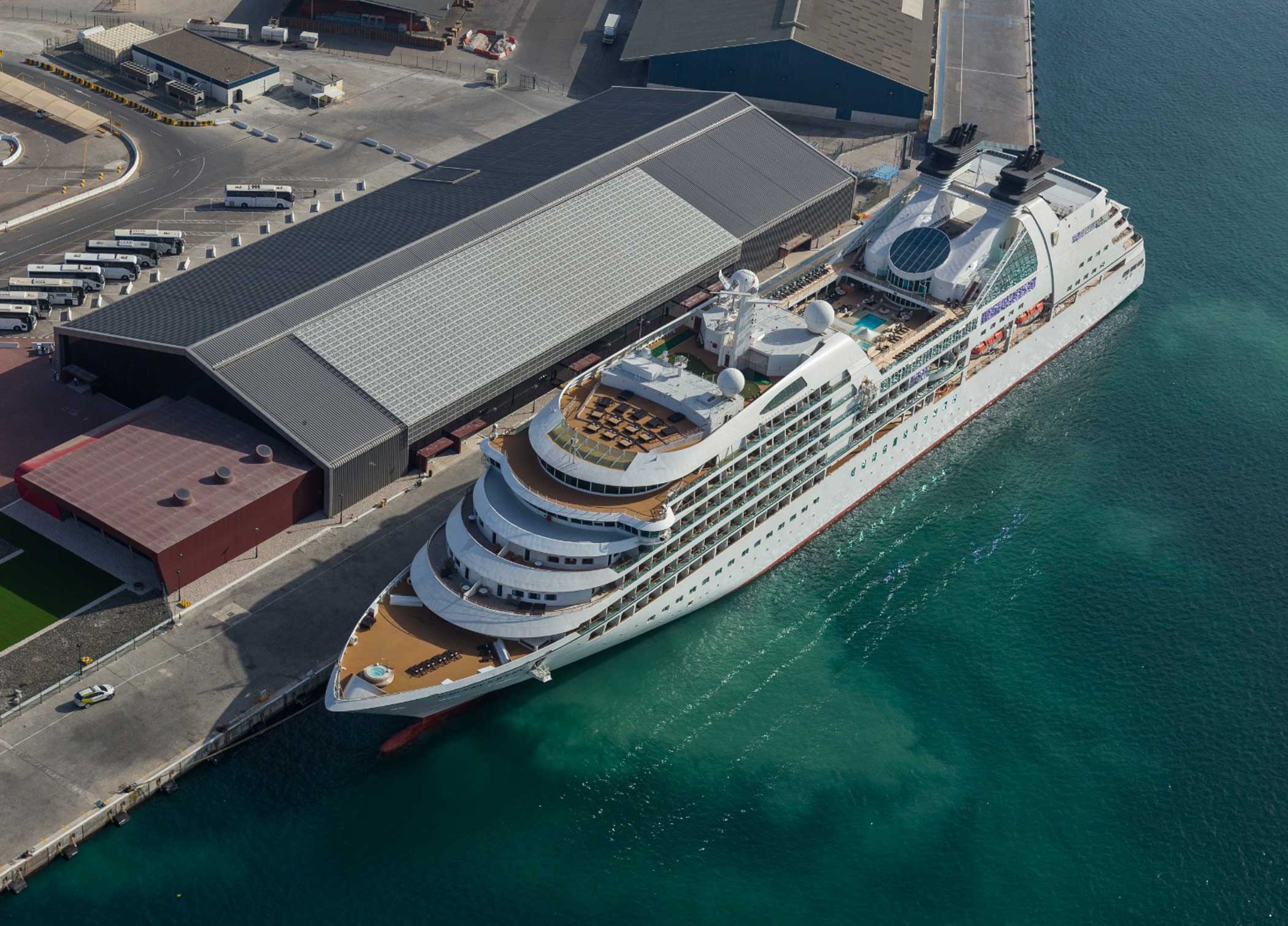 أبوظبي تستقبل أول سفينة سياحية في مستهل موسم السياحة البحرية 2023-2024