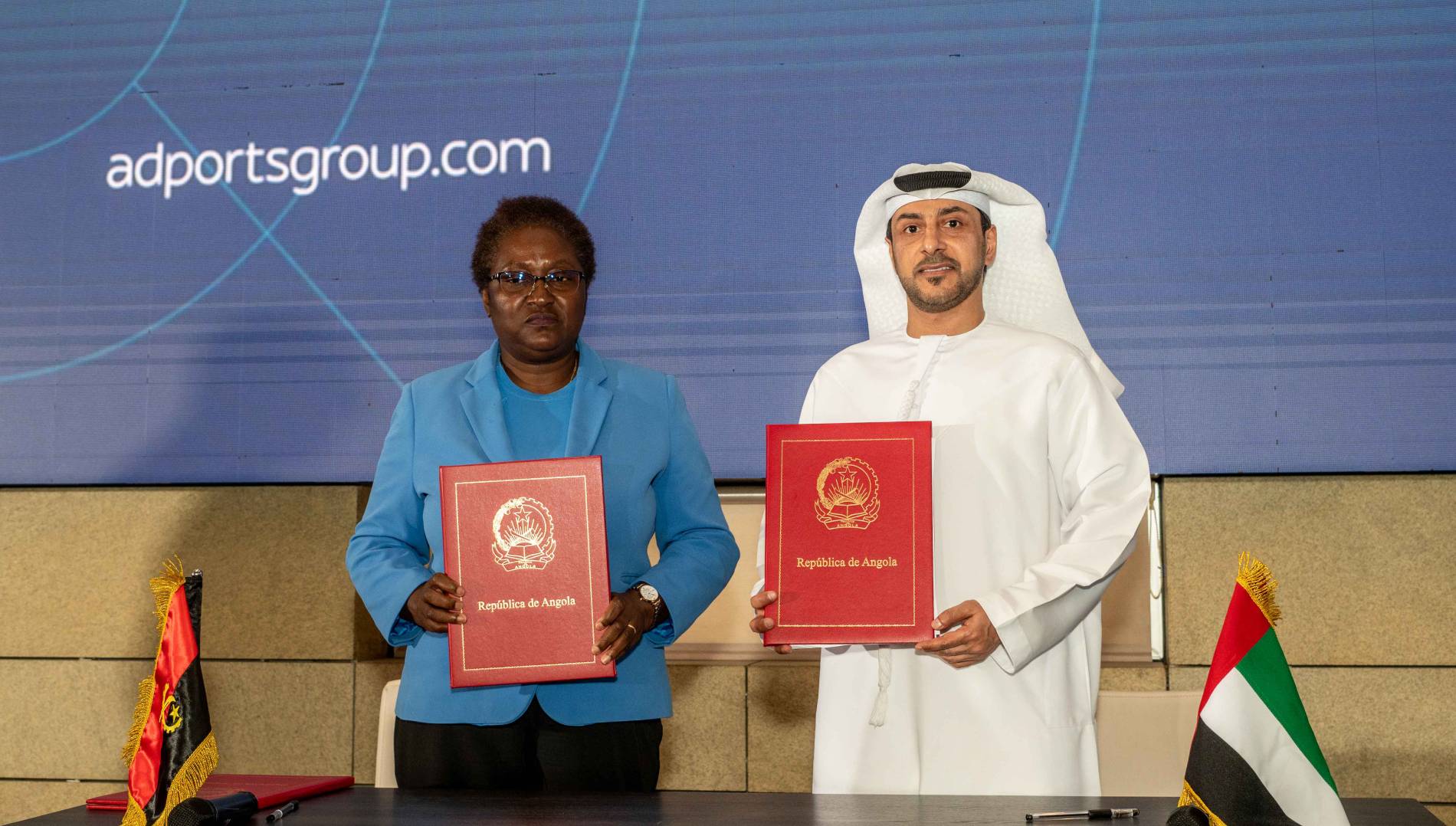 Handover Ceremony, Mohamed Eidha Al Menhali, Regional CEO of AD Ports Group, and Alcina Rufina Safeca de Sousa – Chairwoman of the Board of Directors of Unicargas S.A